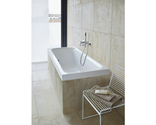 Světlá koupelna s vestavěnou vanou, baterií a ruční sprchou