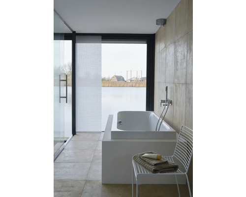 Koupelna s vanou, sprchovým koutem a oknem s výhledem na jezero