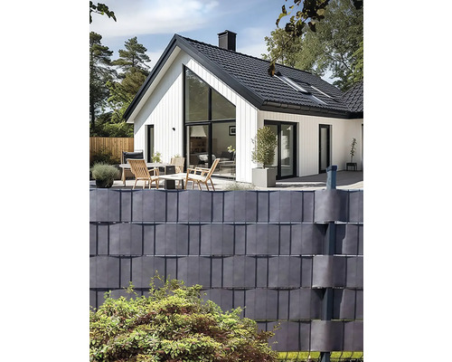 Ochranný plot před domem s terasou a zahradním nábytkem