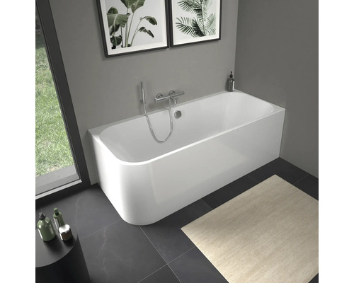 Bílá vana s baterií v koupelně