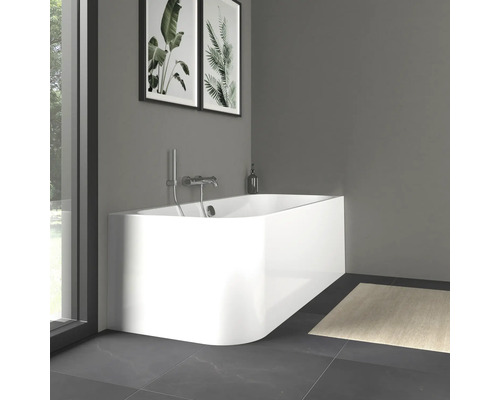 Moderní koupelna s volně stojící vanou, baterií a dekorací