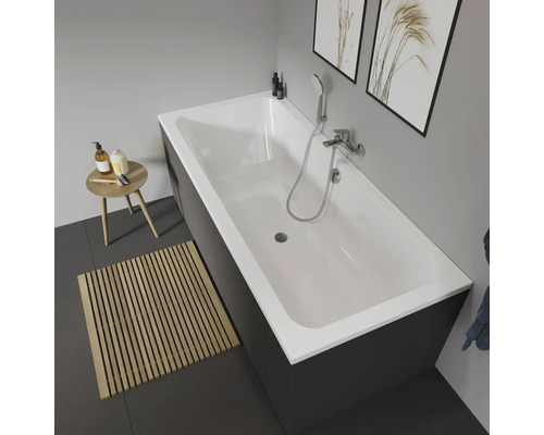 Scéna koupelny s obdélníkovou vanou s armaturou, stoličkou a dřevěnou podložkou