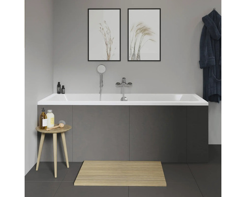 Koupelna s vanou, armaturou, sprchovou hlavicí, koupelovou stoličkou, koupelnovou rohoží a dekorací