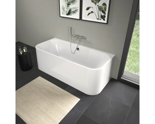 Volně stojící vana s baterií a dekorací v koupelně