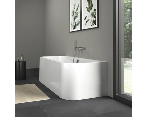 Volně stojící vana s baterií v koupelně