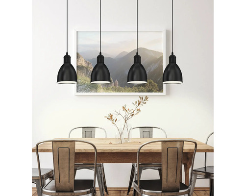 Jídelna s dřevěným stolem, kovovými židlemi a čtyřmi černými závěsnými světly