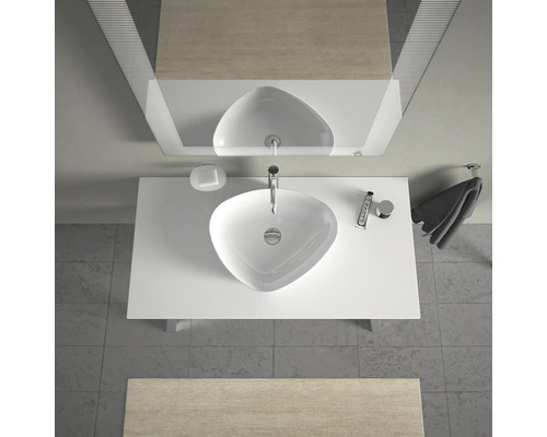 Pohled shora na koupelnu s umyvadlem, zrcadlem a ručníkem