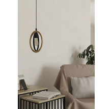 Závěsná lampa s dřevěnými a kovovými prvky nad odkládacím stolkem