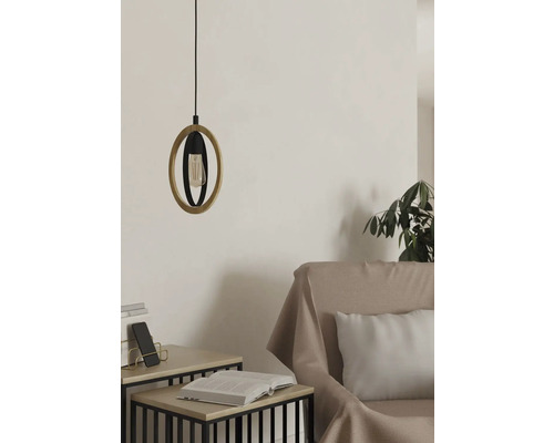 Závěsná lampa s dřevěnými a kovovými prvky nad odkládacím stolkem