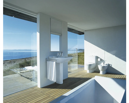 Koupelna s umyvadlem, toaletou, bidetem a vanou v moderním designu