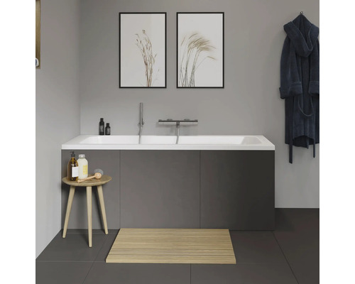 Moderní koupelna s vanou, dřevěnou podložkou a dekorací