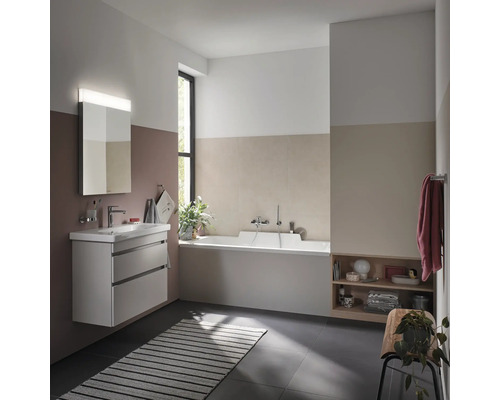 Moderní koupelna s umyvadlem, zrcadlem, vanou a úložnými policemi