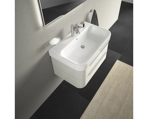 Moderní koupelna s bílou skříňkou pod umyvadlo, baterií a zrcadlem.