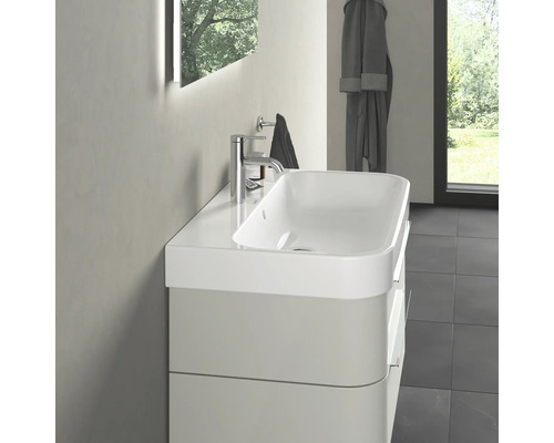 Koupelnová skříňka s bílým umyvadlem na desku a baterií