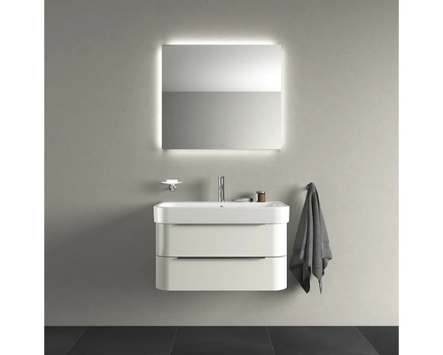 Koupelna s umyvadlovou skříňkou, umyvadlem, zrcadlem s osvětlením, mýdlenkou a držákem na ručníky