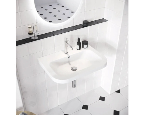 Moderní koupelna s bílým umyvadlem, vodovodní baterií a zrcadlem