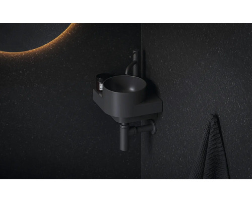 Moderní koupelna s kulatým umyvadlem a osvětleným zrcadlem