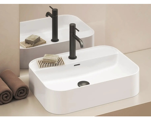 Moderní koupelnové umyvadlo s baterií a ručníky