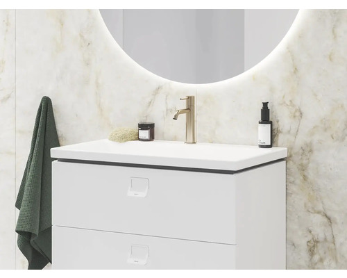 Skříňka pod umyvadlo s umyvadlem, baterií a kulatým zrcadlem v koupelně