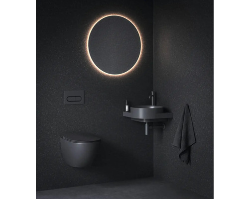 Moderní koupelna se závěsným WC, umyvadlem a osvětleným zrcadlem