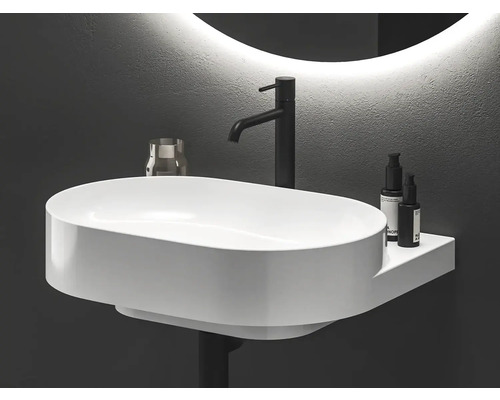 Moderní koupelna s umyvadlem na desku, vodovodní baterií a osvětleným zrcadlem