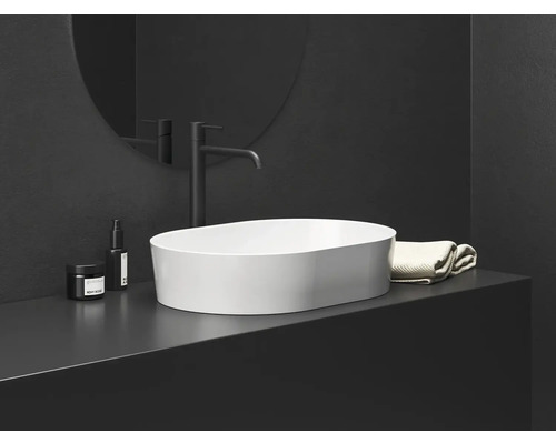 Scéna koupelny s umyvadlem na desku, baterií a ručníkem