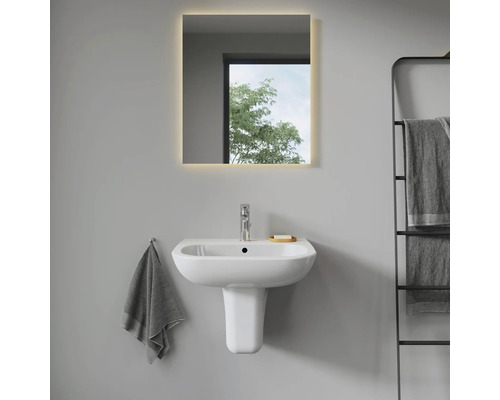 Moderní koupelna s umyvadlem, osvětleným zrcadlem a ohřívačem ručníků