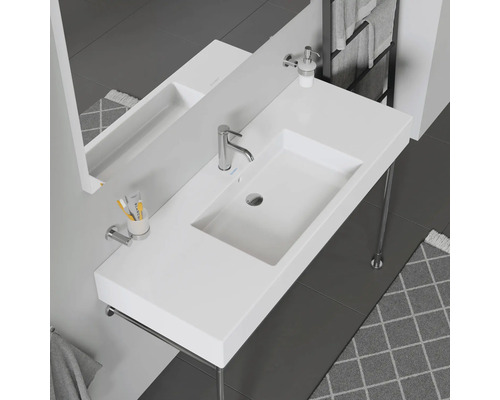 Koupelnové umyvadlo s baterií, dávkovačem mýdla, zrcadlem a držákem na ručníky v moderním designu