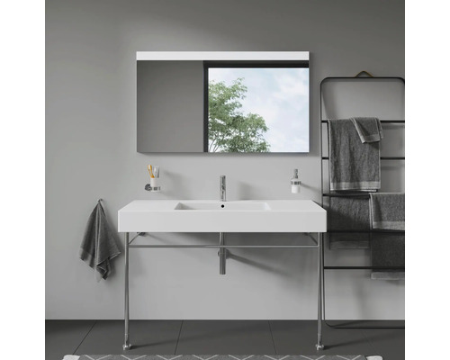 Moderní koupelna s umyvadlem, zrcadlem a držákem na ručníky