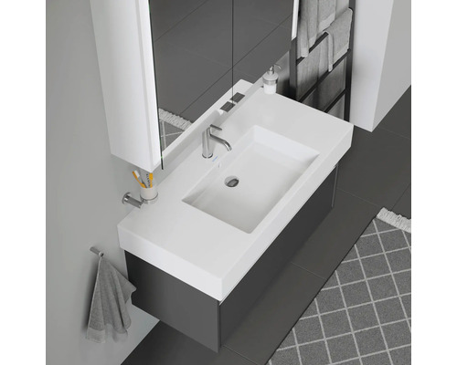 Moderní koupelna s umyvadlem, spodní skříňkou, zrcadlovou skříňkou a držákem na ručníky