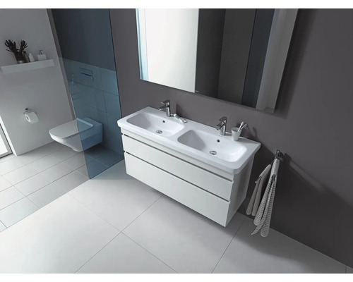 Moderní koupelna s dvojitým umyvadlem, zrcadlem a závěsným WC s hlubokým splachováním.