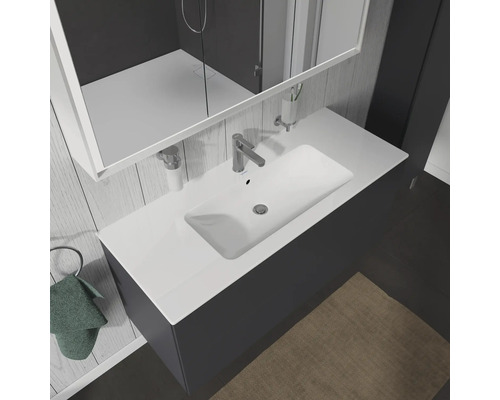 Umyvadlo se zrcadlem a kruhem na ručníky v koupelně