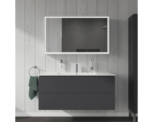 Moderní koupelna s umyvadlovou skříňkou, zrcadlovou skříňkou a držákem na ručníky