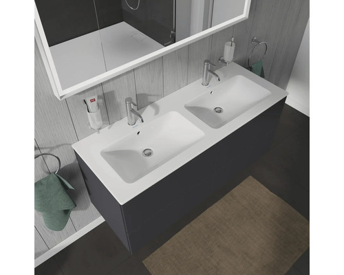 Dvojité umyvadlo se dvěma kohoutky, zrcadlem, kruhem na ručníky a různými koupelnovými doplňky