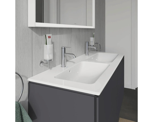 Dvojité umyvadlo se skříňkou v koupelně