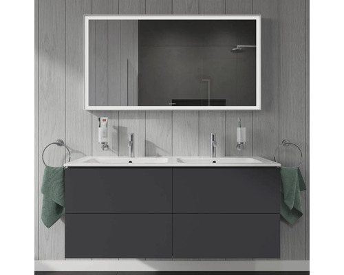 Koupelna s dvojitým umyvadlem, osvětleným zrcadlem a doplňky