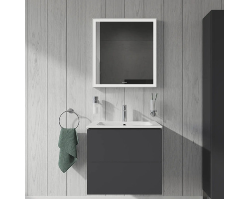 Moderní koupelna s umyvadlovou skříňkou, zrcadlem a držákem na ručníky