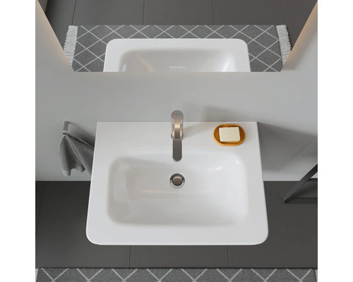 Pohled shora na umyvadlo s baterií, mýdlem a ručníkem