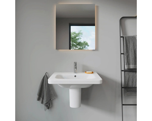 Koupelna s umyvadlem, osvětleným zrcadlem a držákem na ručníky