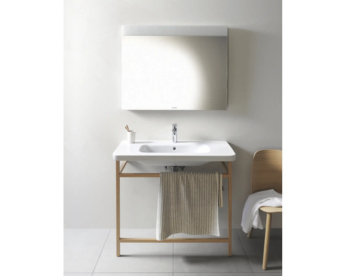 Koupelna s umyvadlem, zrcadlem a dřevěným rámem