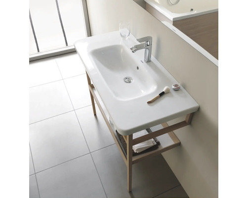 Umyvadlo s úložným prostorem a ručníky v koupelně