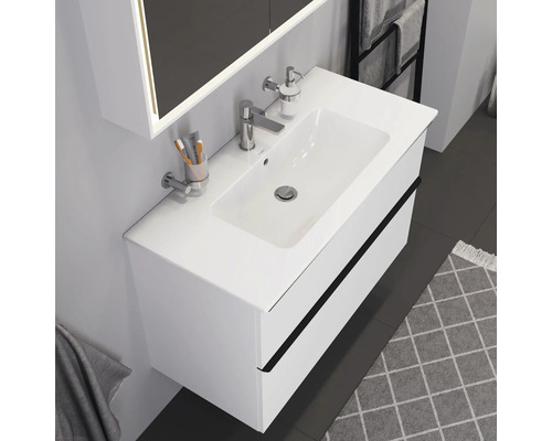 Moderní koupelna s bílou skříňkou pod umyvadlo a umyvadlem na desku.