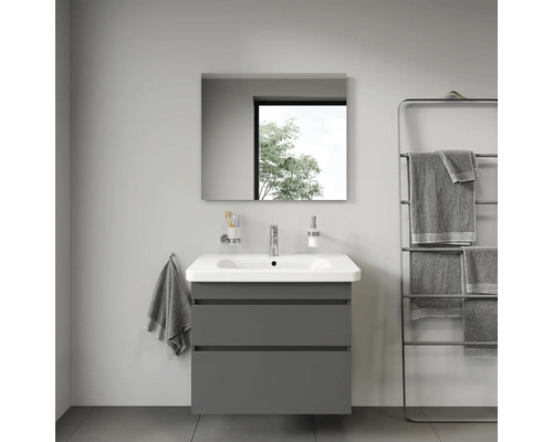 Koupelna s umyvadlovou skříňkou, zrcadlem a držákem na ručníky