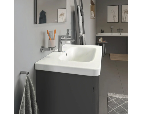 Moderní koupelna s umyvadlem, zrcadlem a držákem na ručníky