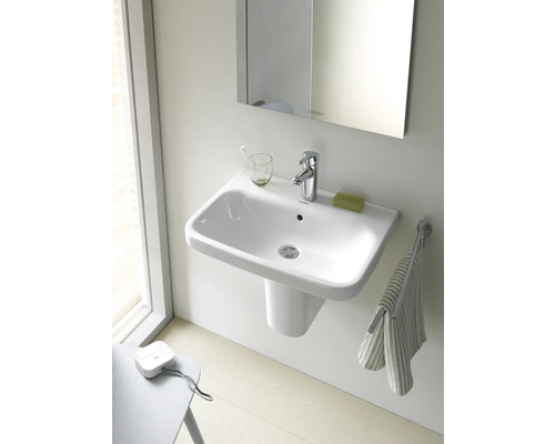 Umyvadlo s baterií, mýdlem a ručníkem v koupelně