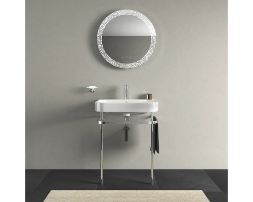 Moderní koupelna s umyvadlem, chromovou skříňkou pod umyvadlo a osvětleným zrcadlem