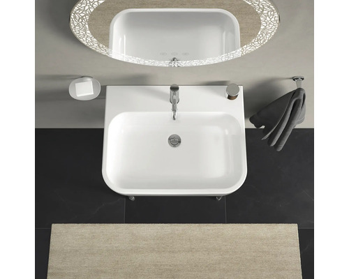 Pohled shora na koupelnu s umyvadlem, zrcadlem a držákem na ručníky