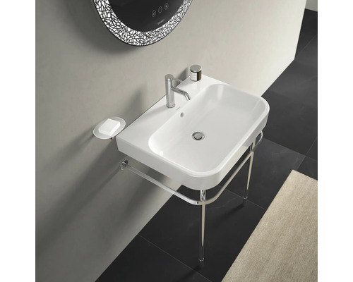 Umyvadlo s držákem na ručníky a mýdlenkou v koupelně