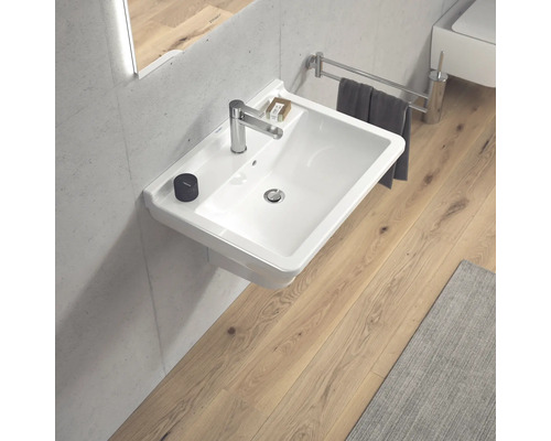 Koupelnové umyvadlo s baterií, držákem na ručníky a dalším koupelnovým příslušenstvím