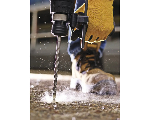 Vrtání do betonové podlahy pomocí vrtačky